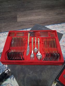 This Unistar-branded flatware set