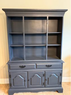 hutch (1) Cabinets (2)