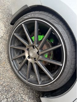 Se vende rines los cuatro están en buenas condiciones y goma nueva adelante tiene 245/ 30/20 atrás t. 5x114.3