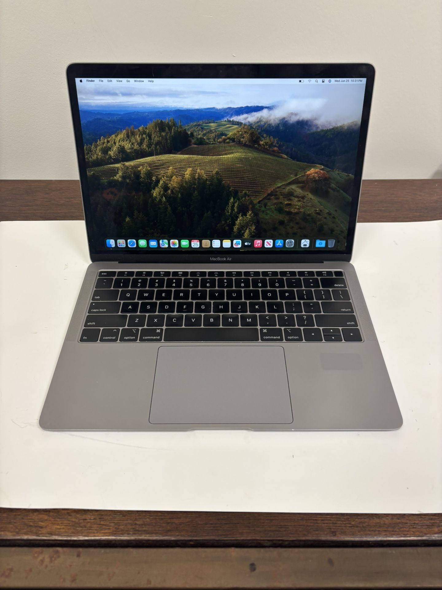 2019 APPLE MACBOOK AIR 13” 8GB, 1.6GHz INTEL i5 DUALCORE 256GB BATTERY Low Count Touch-Bar W/Charge