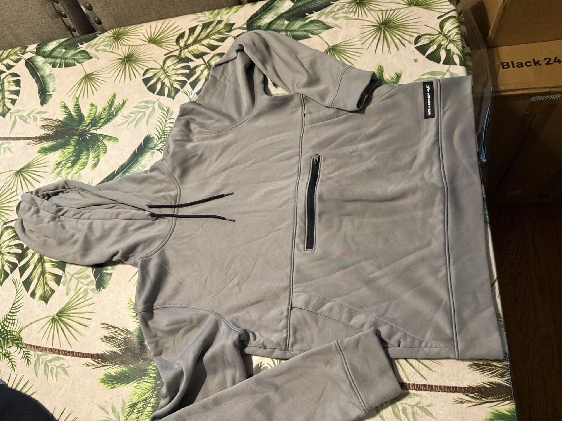 GREY HOLLISTER HOODIE, SIZE M