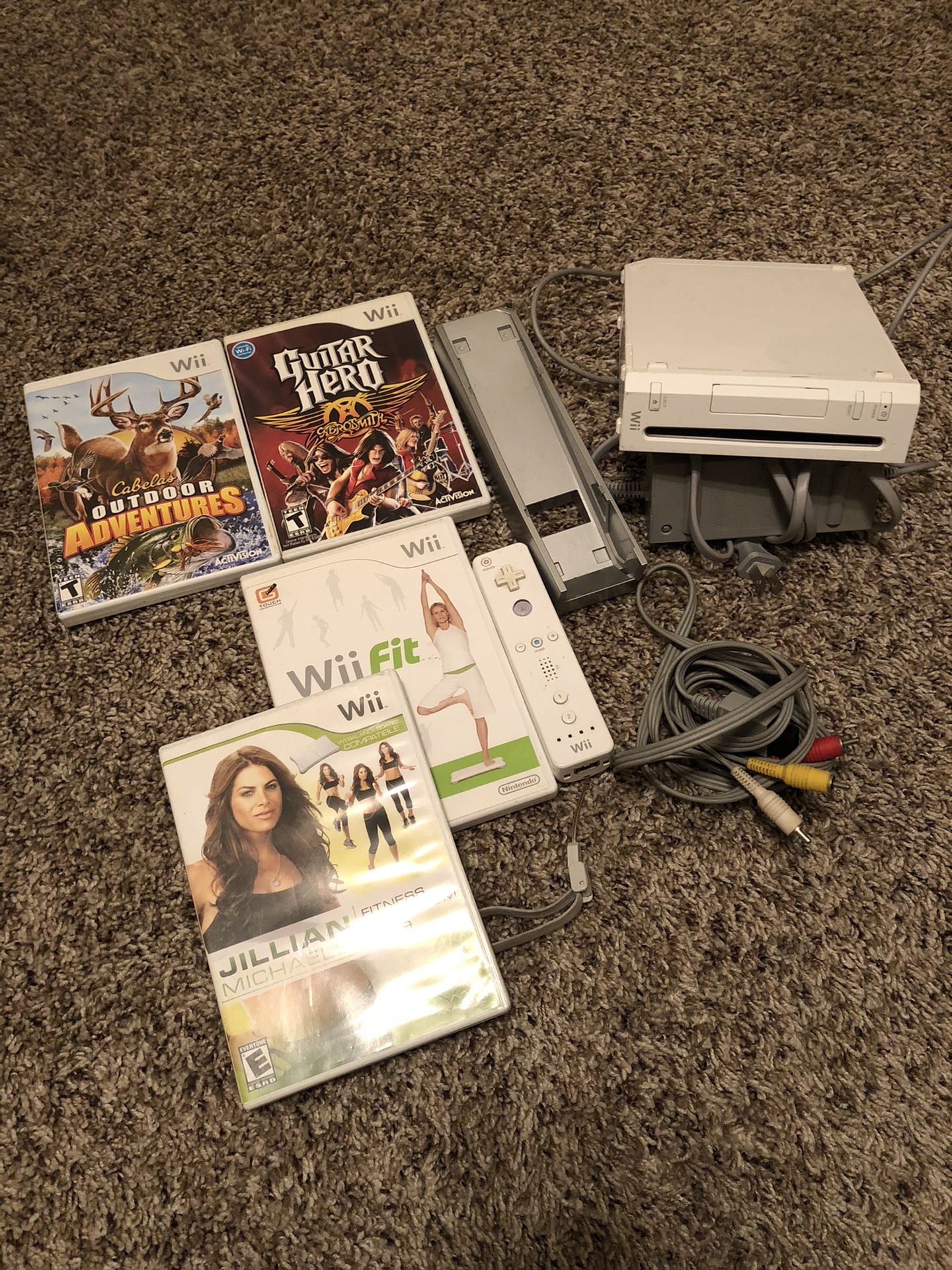 Nintendo WII - includes controller and four games