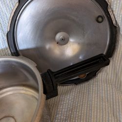 Presto 4 Qt. Stainless Steel Pressure Cooker

Model 0131004. Relief Valve Air Vent Missing.

