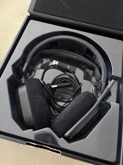 (Barely used) CORSAIR HS80 RGB WIRELESS GAMING HEADSET