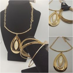 Mother of pearl ,Taramanda Set, Gold tone Necklace & bracelet NWT #704
