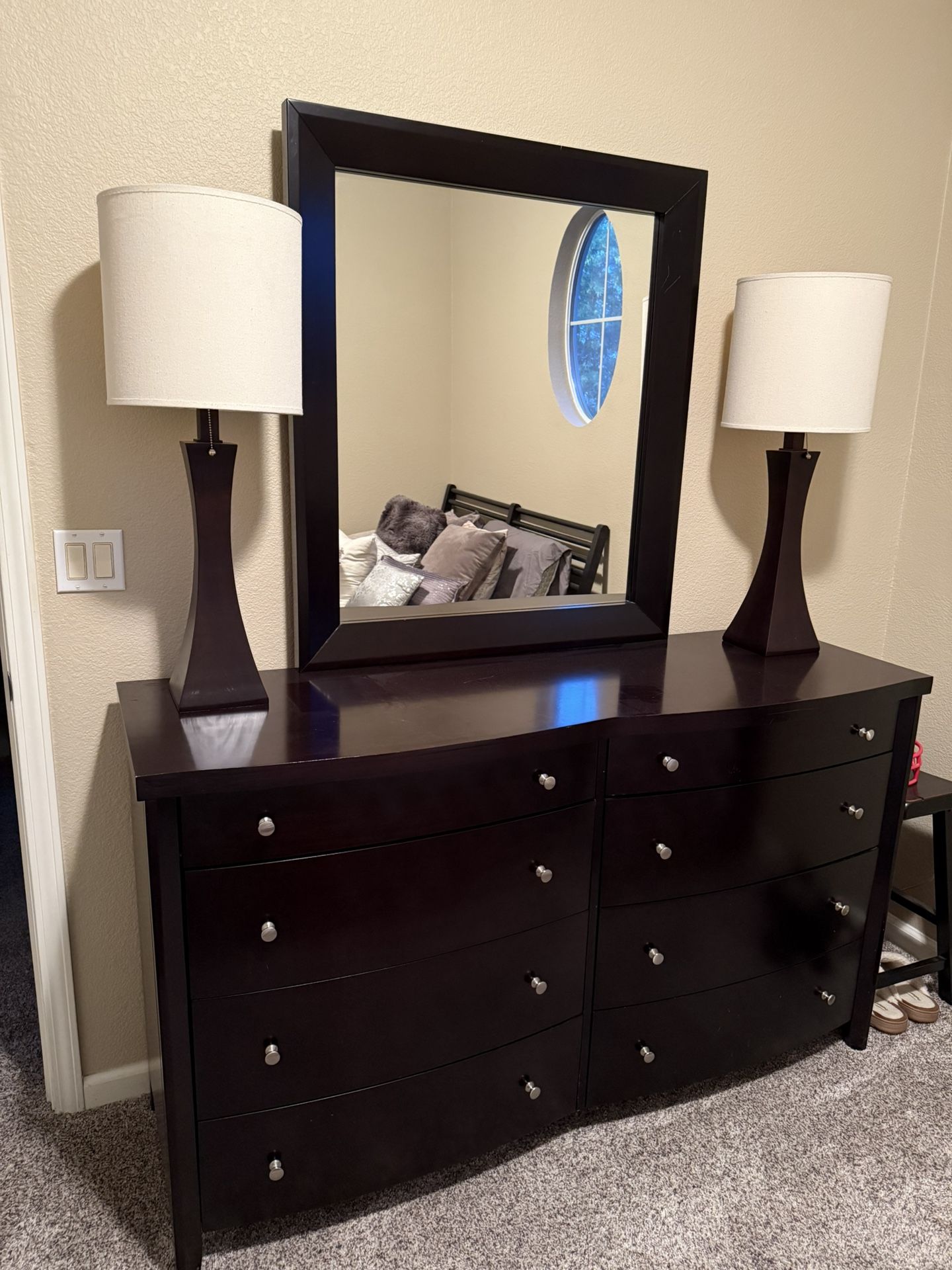 Heavy Duty Dresser With Mirror And Lamps