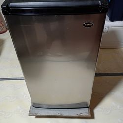 Sanyo mini fridge with one crack shelf is repaired