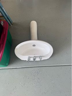 Pedestal Sink with Mount