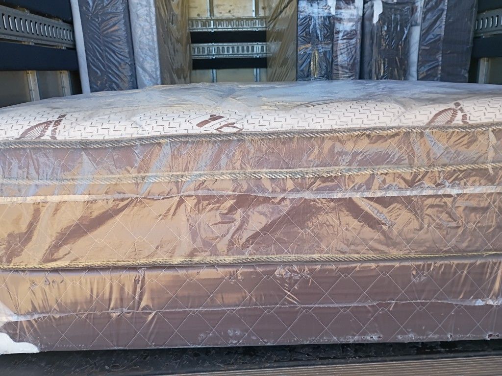 Brand New Queen Size Pillowtop Mattress Included Box Spring Free Delivery