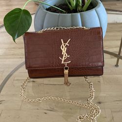 Crossbody / purse / handbag / croc embossed