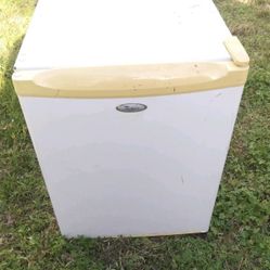 Dorm Refrigerator/Fridge USED (Measurements In The Second Pic)