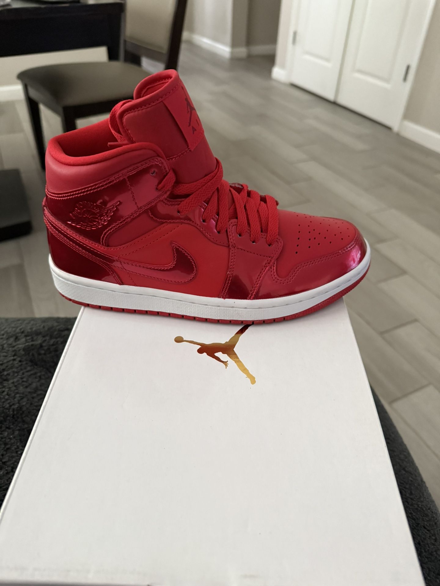 Women’s Jordan 1 University Red Size 7.5