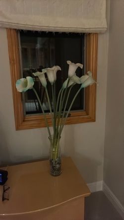 Artificial Calla Lily Flowers in Glass Vase