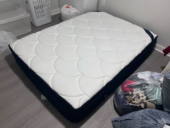 DreamCloud Premier Hybrid Mattress (Full) - Used