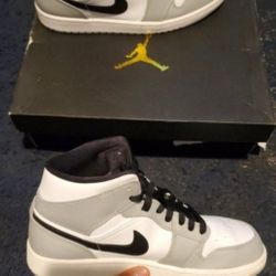 Smoke Grey Jordan 1 Mids