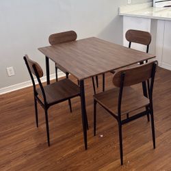TabLe And Chairs 