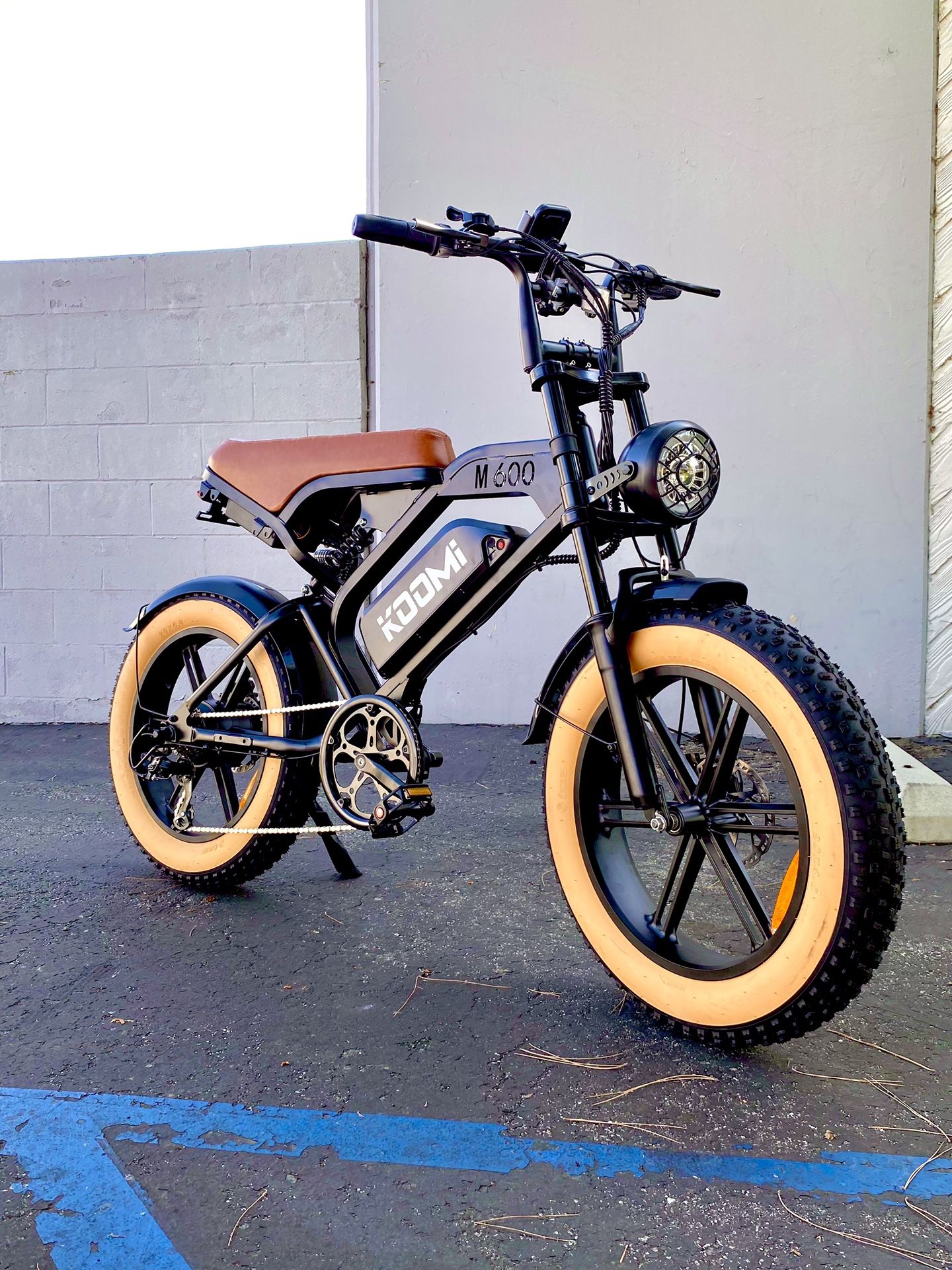 KOOMi M600 Retro moped e-bike brown seat 1000w 48v 20Ah hydraulic disc brakes top speed 31mph full suspension with phone holder, lock, foot pegs