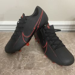 Nike mercurial Soccer Cleats  Boy Size 5