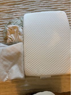 Nestig bassinet mattress with covers and sheets
