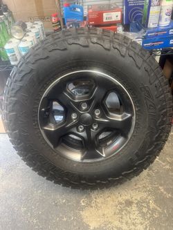 COMPLETE TIRE JEEP 285/70/R17