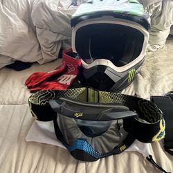 Helmet Monster Energy Bell  SMALL / Fox  Airspace Digi Fade Goggles / Fox Red Gloves M