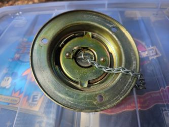 240z gas cap & retainer
