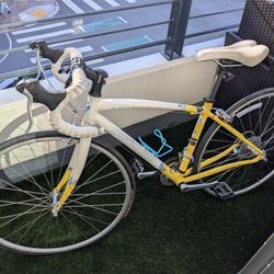 2009 Specialized Dolce Triple – Women’s Road Bike (White/Yellow)