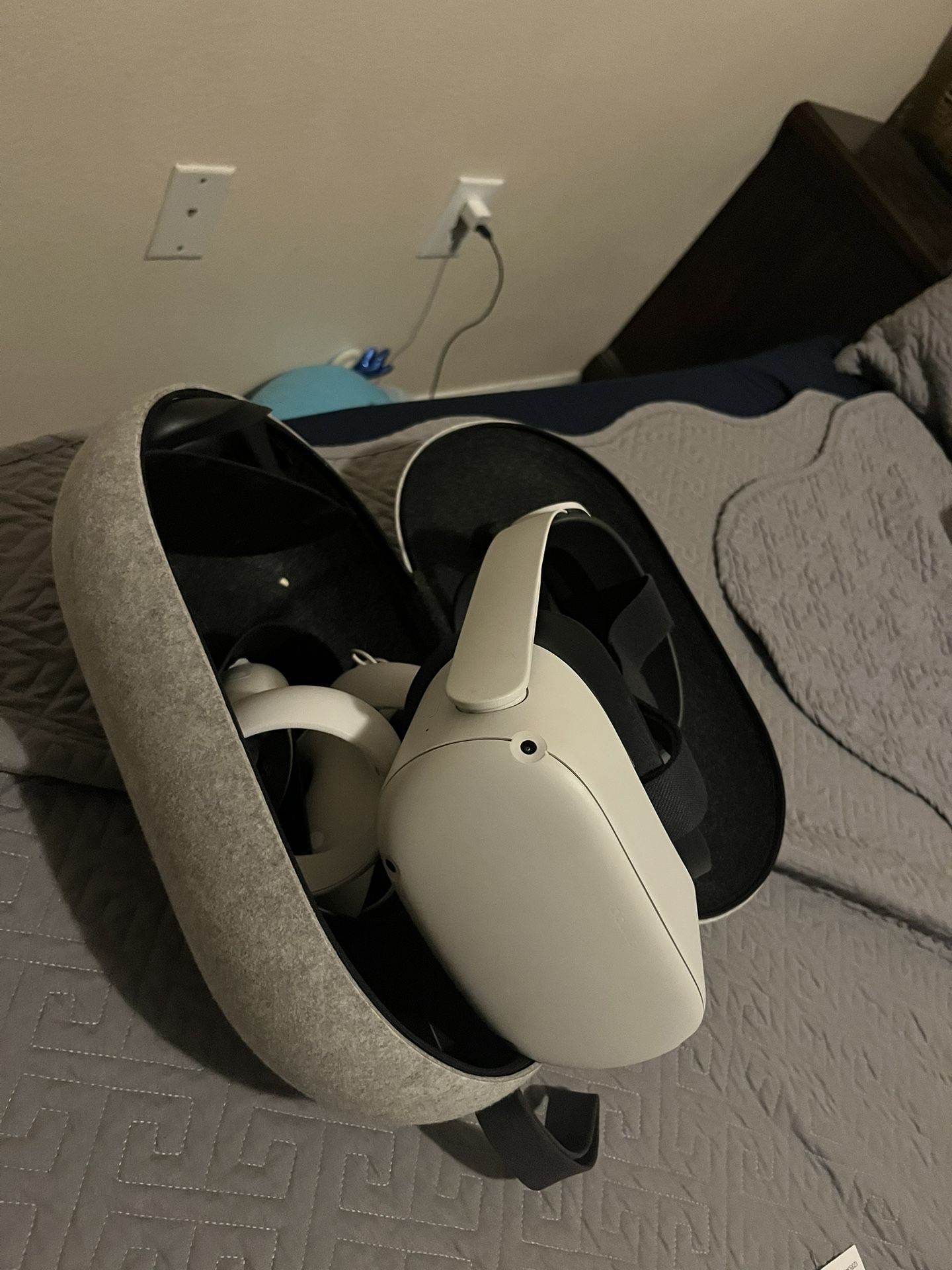 Oculus Quest 2 128gb W/ Elite Strap And Carrying Case