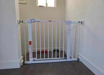 Wide Safety Gate / Baby Gate - Fits Openings 26” - 40”