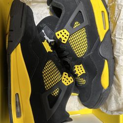 Air Jordan 4 Thunder 2023
