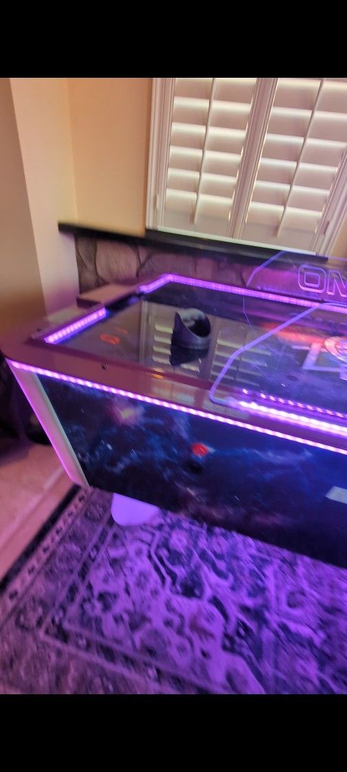 MAKE AN OFFER Dynamo Air hockey