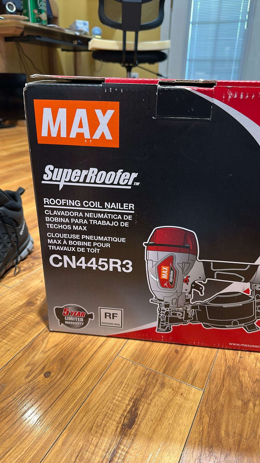 NEW In box   Max Superroofer CN445R3 Roofing Coil Nailer Gun 