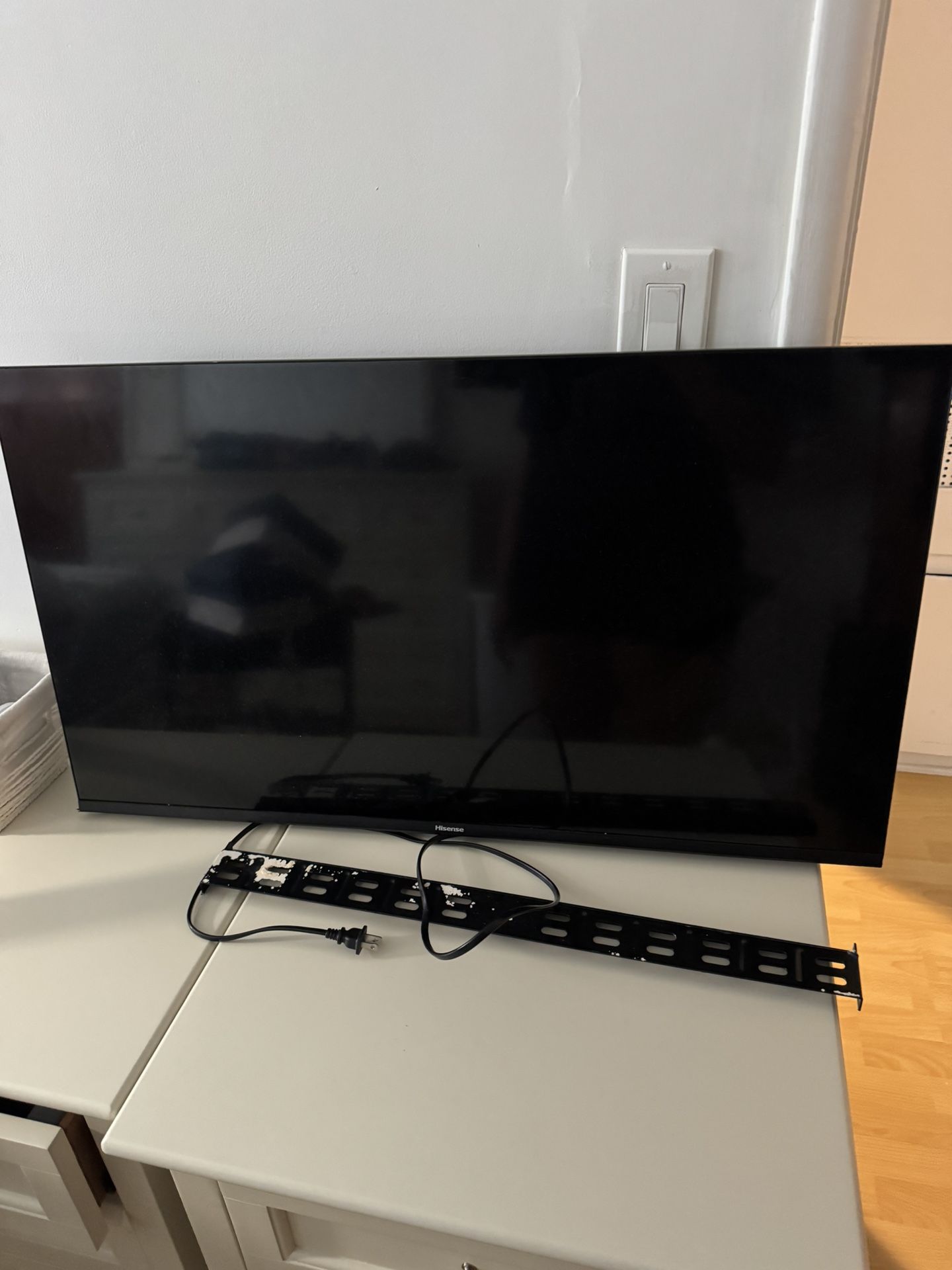 36” Flat Screen Tv With Mount