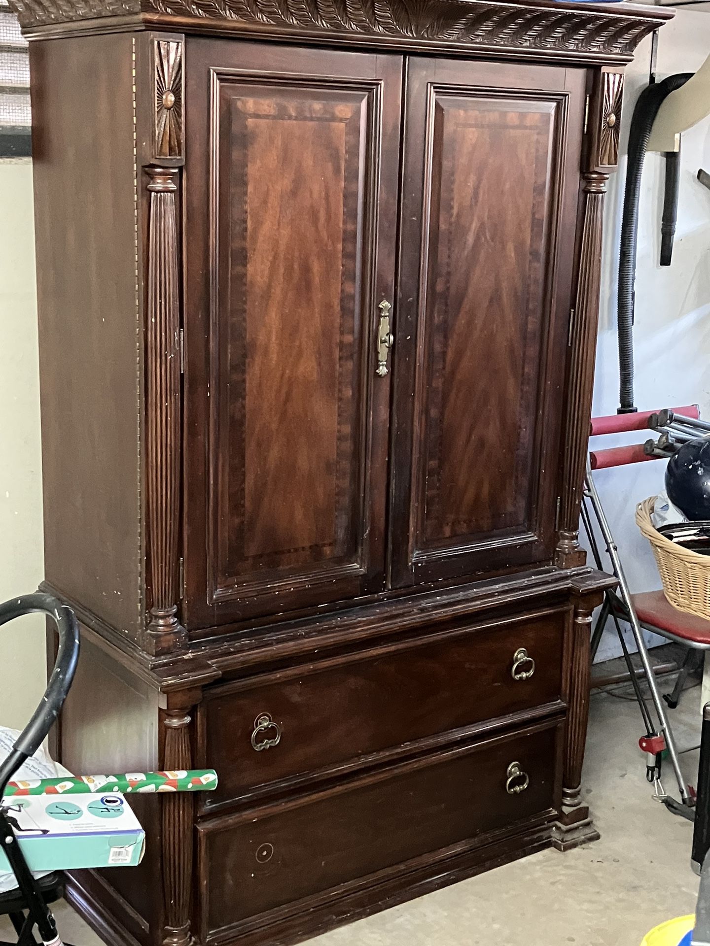 Free Hutch/cabinet/Armoire