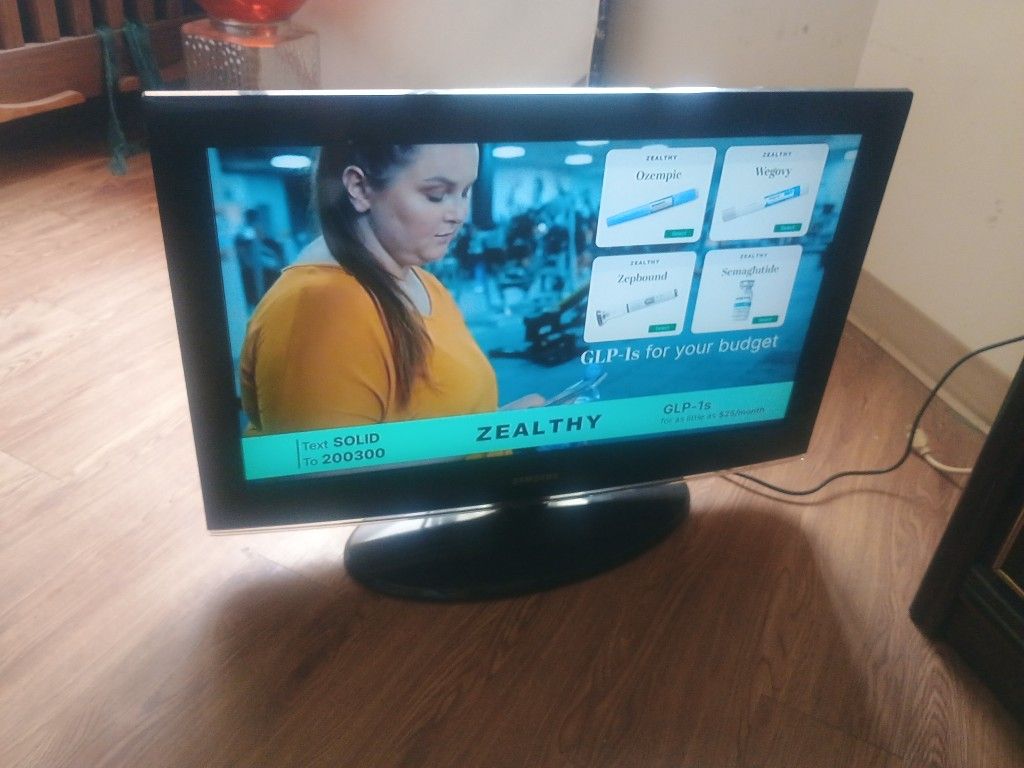 32 Inch Flat Screen TV Samsung With Remote Good Picture No Issues