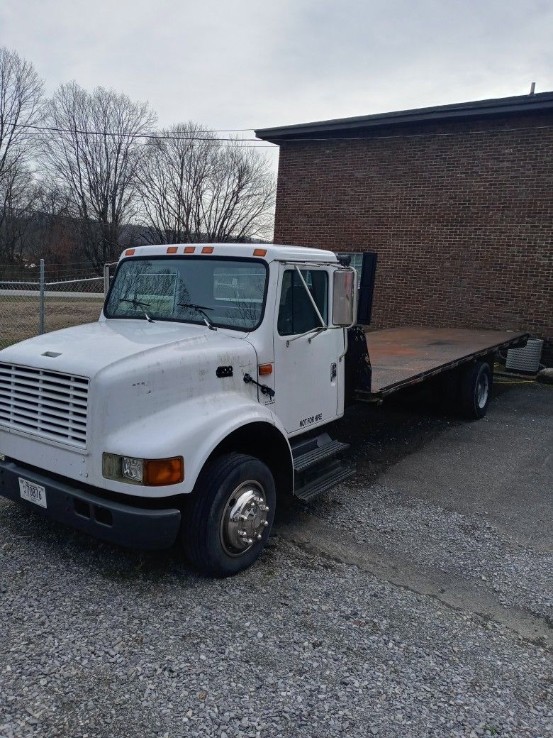 International 4700 With T444 E - 1999