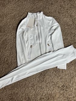 White and gold Women Lululemon Athletic set Workout Yoga Size 2✨