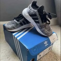 Adidas toddler Shoes (SIZE 7)