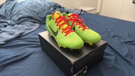 Kobe grinch football cleats size 11