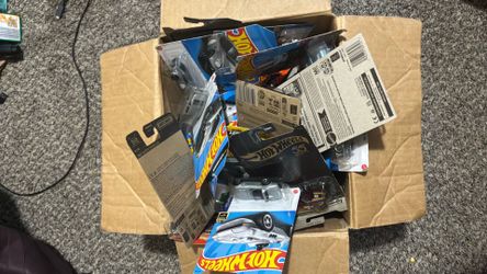 Hot Wheels & Matchbox Die-Cast Cars Lot