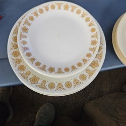 Set Of 4 Corel Plates. 