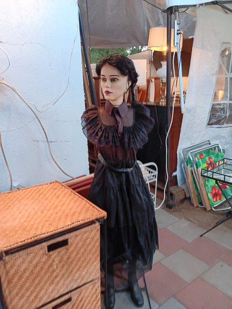 5ft Wednesday Animatronic Doll Raven Dance Missing Arms $75 OBO