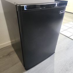 Magic Chef Mini Fridge Black Compact Refrigerator w/ Freezer Clean Tested Working