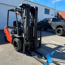 2013 Toyota 8FDU25 - 5,000 Lbs Diesel Forklift w/Triple Mast & Sideshift