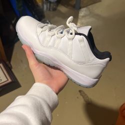 Jordan 11 low legend blue 