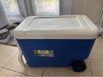 Igloo Wheelie Cool 38 Quart Cooler Holds (53) 12 Oz cans