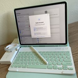 iPad Pro 12.9” (M1 chip / 2021) 5th Generation 128GB with  keyboard case and pen & Accessories 