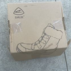 Brand New Earlde Size 6 Snow Boots