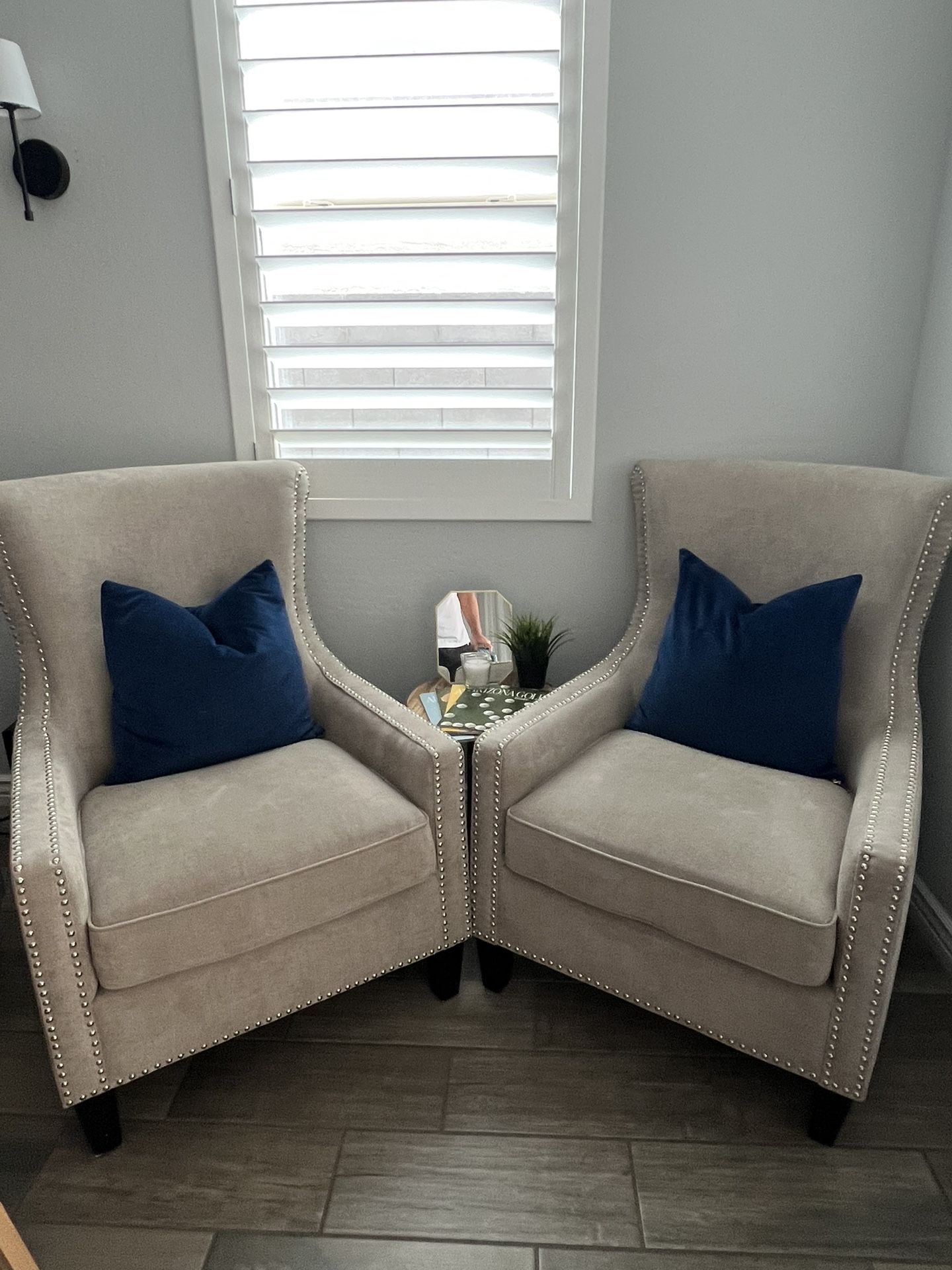 2 Sitting Armchairs