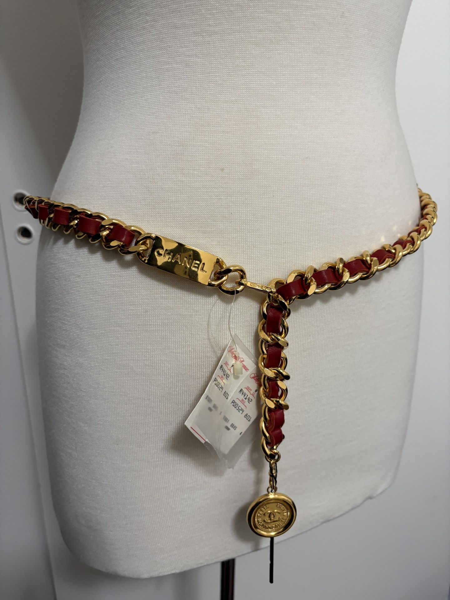 👜 CHANEL 24K Gold-Plated Red Lambskin Chain Belt – New With Tags Vintage